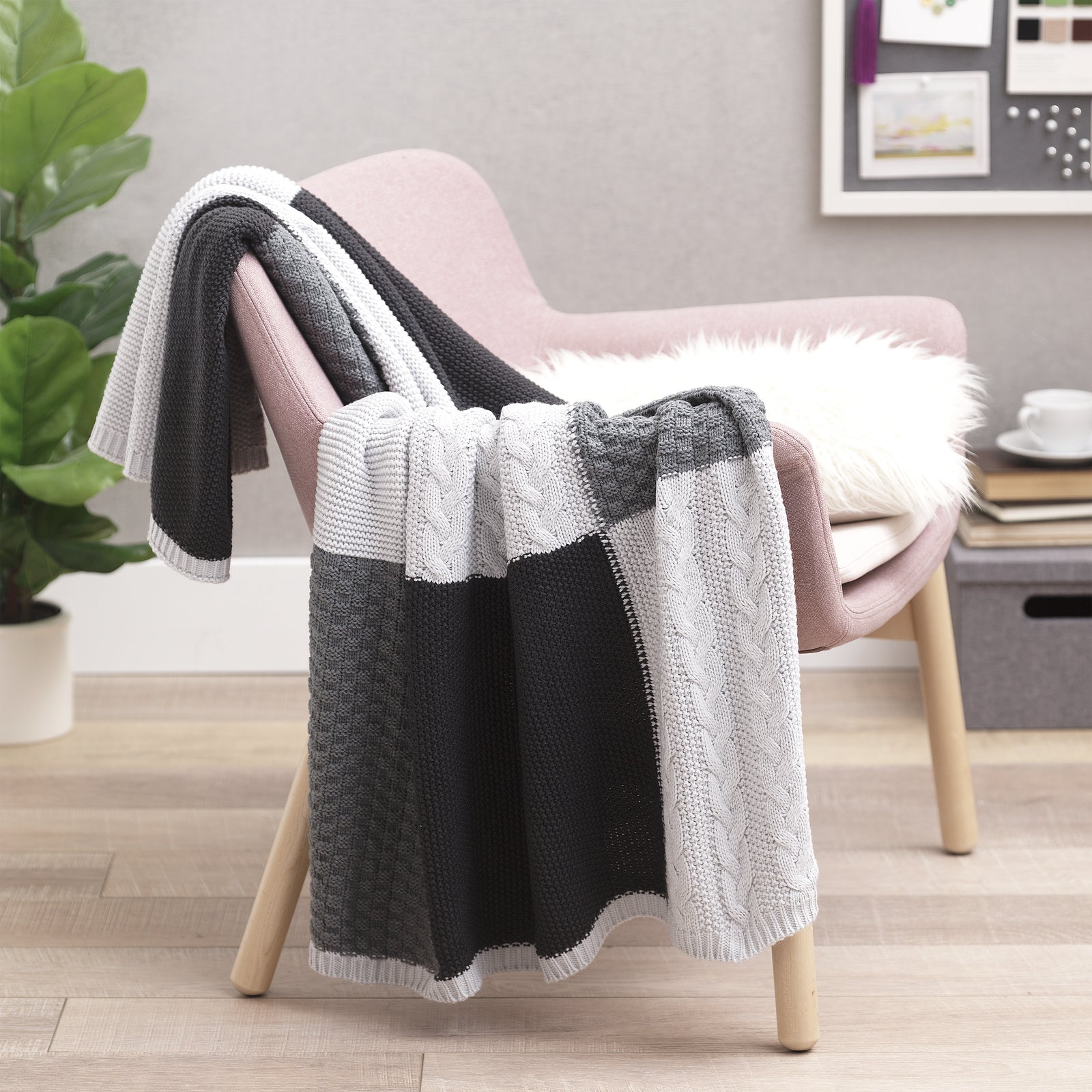 Chalet Décor Sweater Knit Throw