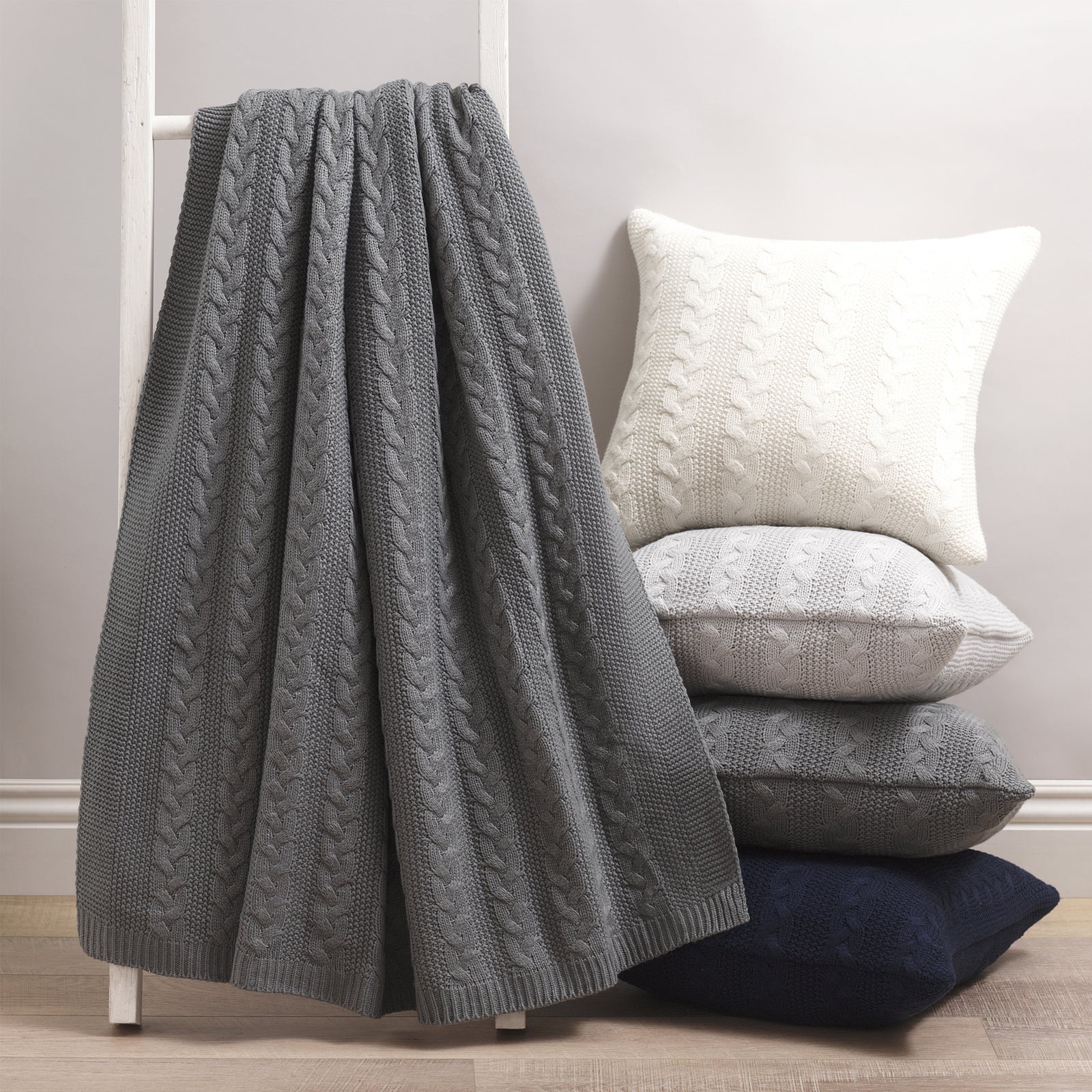 Chalet Décor Cable Knit Throw